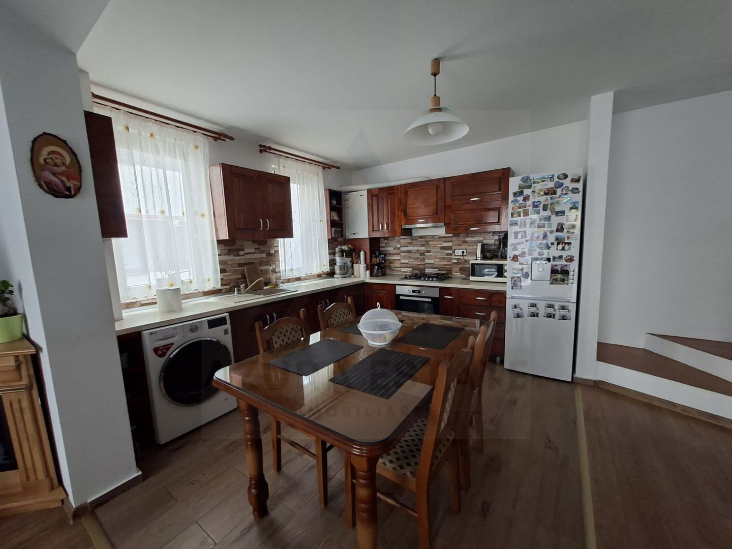 Casa moderna 4 camere 2 bai curte si parcare privata in Arhitectilor - Poză 9