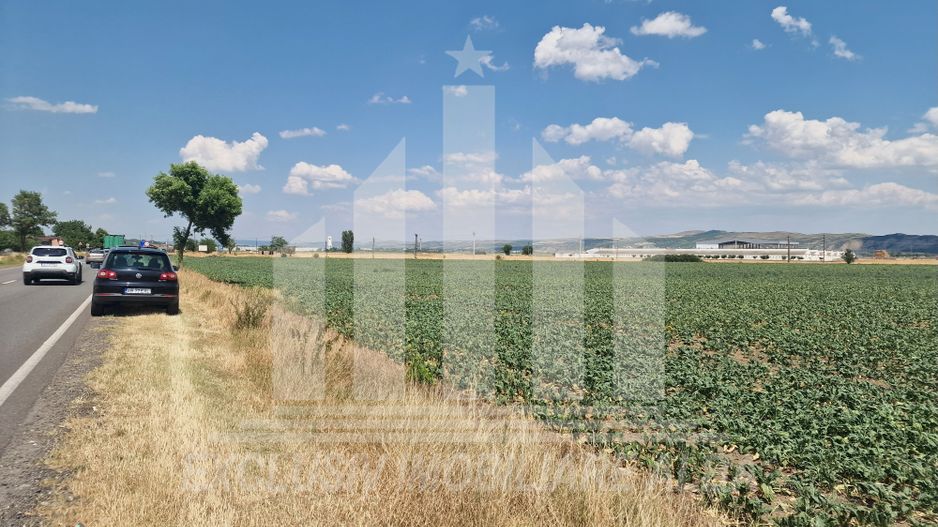 Teren agricol la sosea, pretabil si ptr constructii industriale - Poză 2