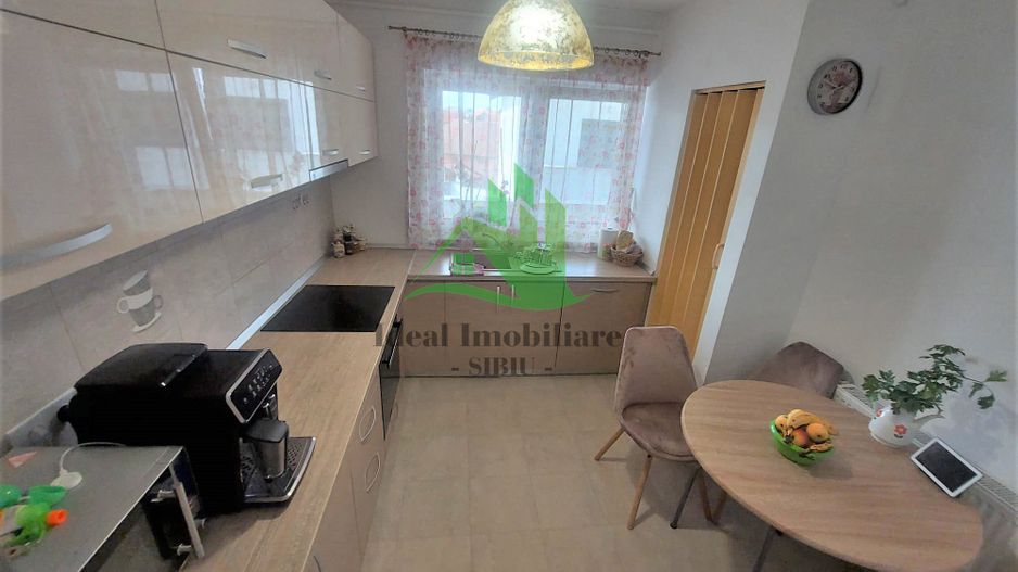 Apartament cu 4 camere in Selimbar, zona Pictor Brana - Poză 2