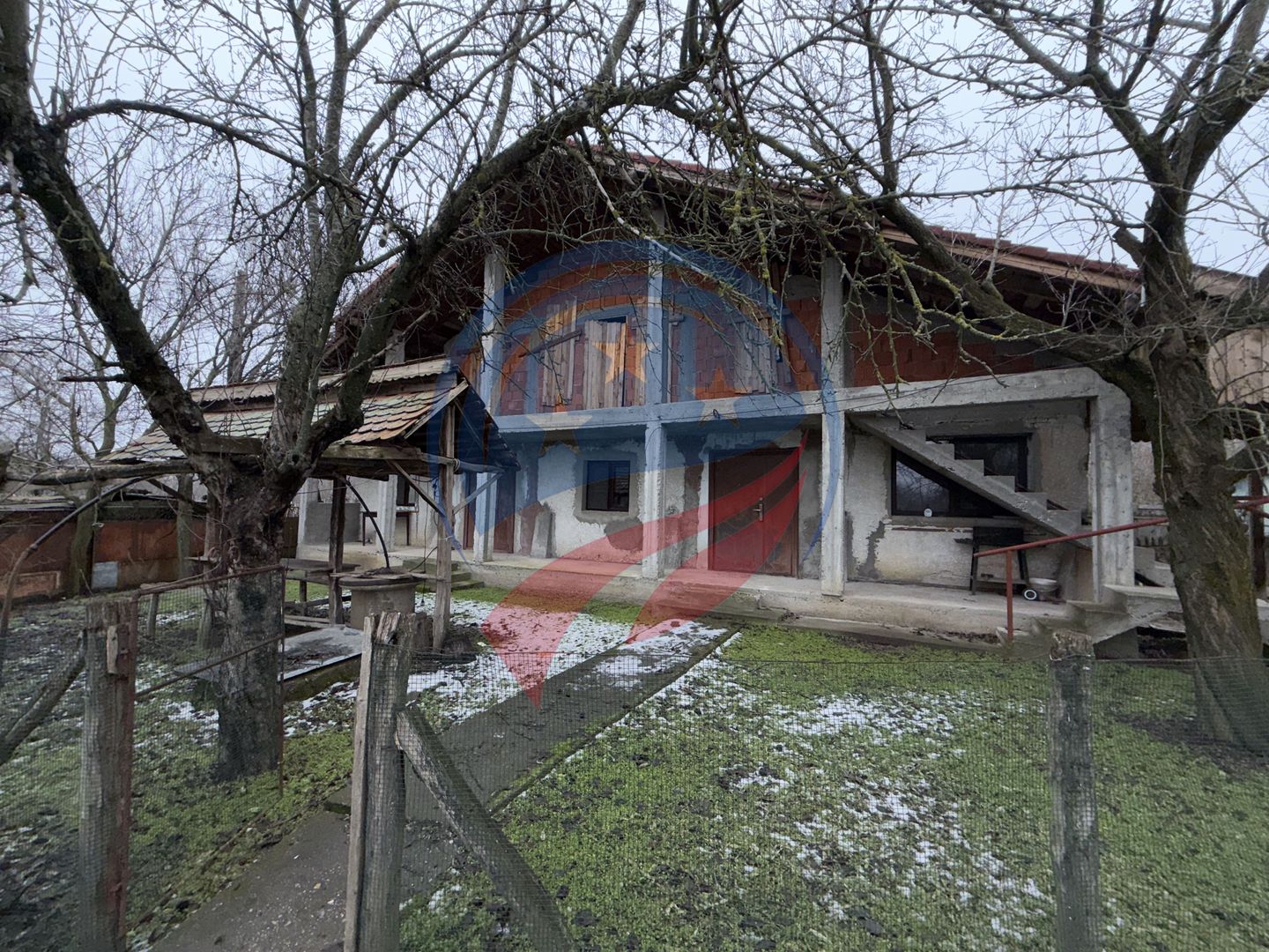 CASA CU TEREN 2500 MP LA 23 KM DE CRAIOVA CU TEAVA DE GAZE - Poză 1