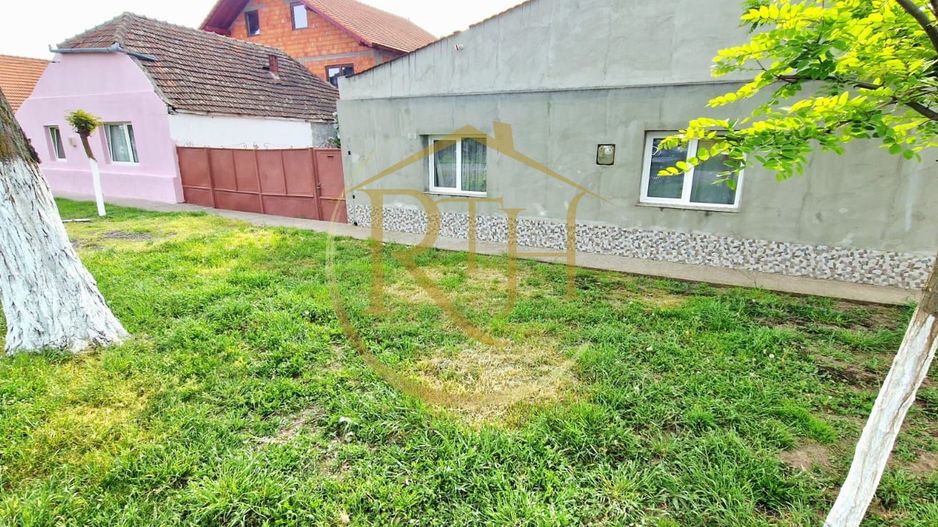 Vand casa recent renovata cu 900 mp curte si gradina in Carpinis - Poză 1