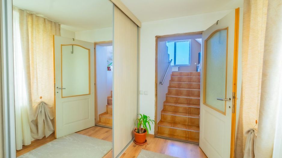 Casa individuala cu teren mare, vedere spre munti,  Avrig,  jud. Sibiu - Poză 5