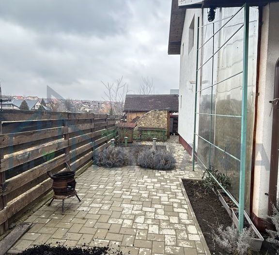 Casă spațioasă cu 4 camere, curte împrejmuită - Poză 2