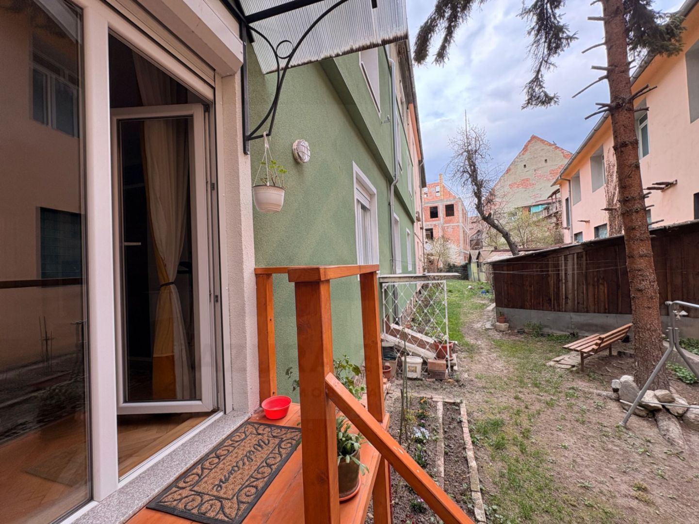 Apartament decomandat 70 mp utili 2 bai pivnita si curte 58 mp Central - Poză 19