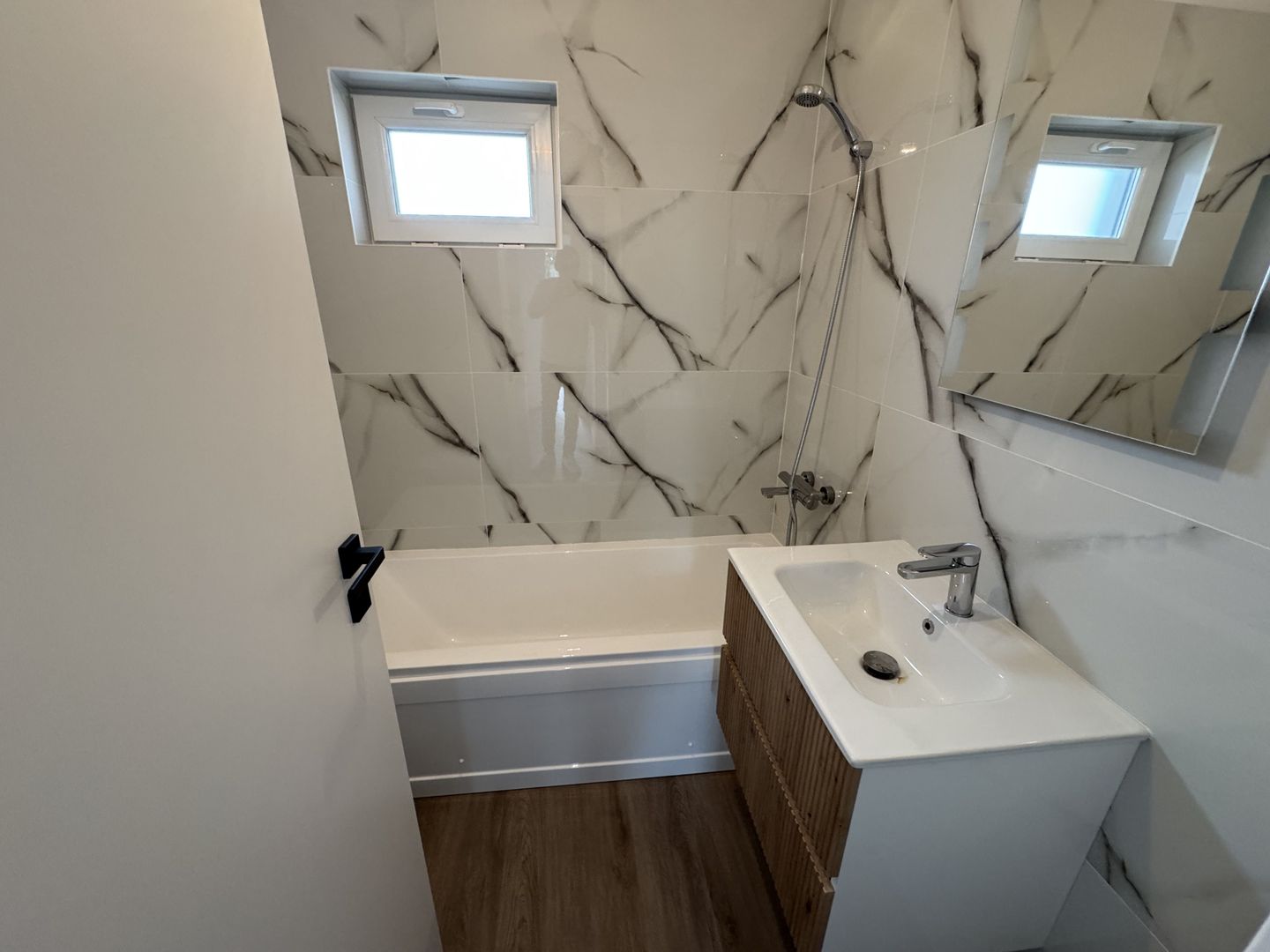 1\2 Duplex Utvin P+E,4Camere,2 Bai,Toate Utilitatile - Poză 9