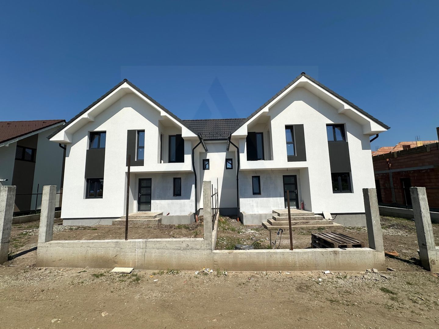 Casă tip duplex curte 350 mp 120 mp utili terasa 22 mp Sura Mare - Poză 1