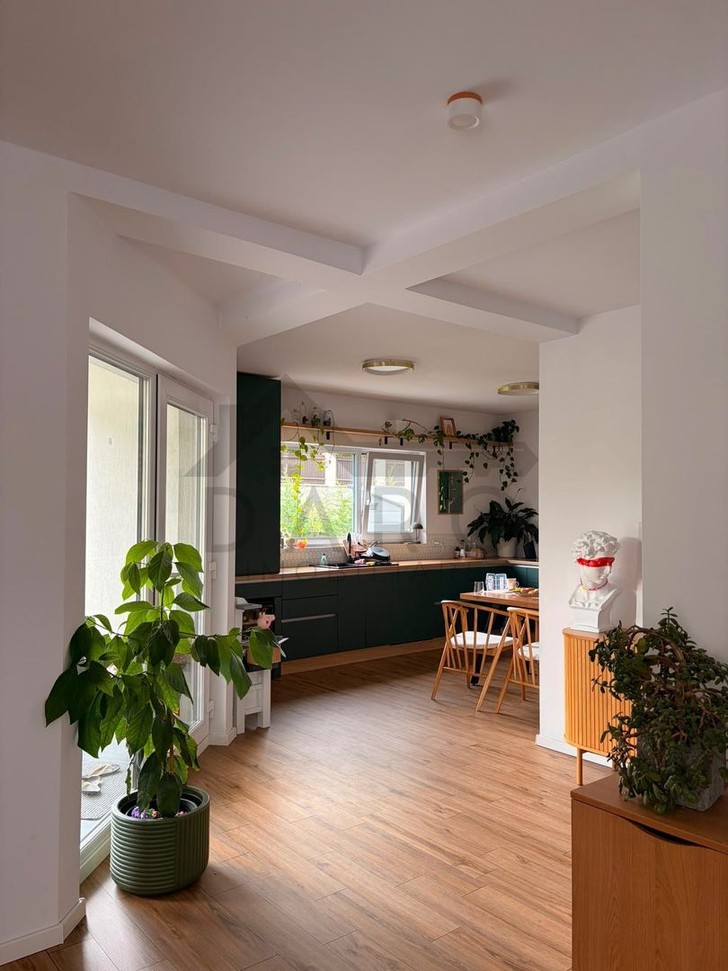 Acasă, aproape de pădure — casă cu grădină în stil britanic, de vânzare în Corunca - Poză 4