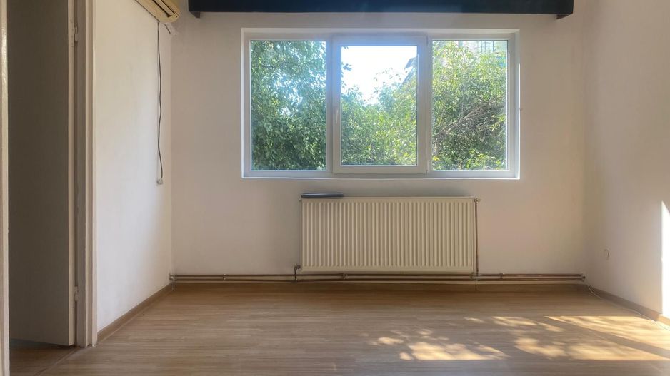 Foarte luminos! Vanzare apartament cu 3 camere in Targoviste - M11 - Poză 2