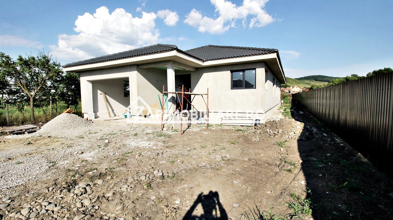 Casa 5 camere pe 1 nivel cu garaj si gard 176mp,1400mp teren - Poză 1