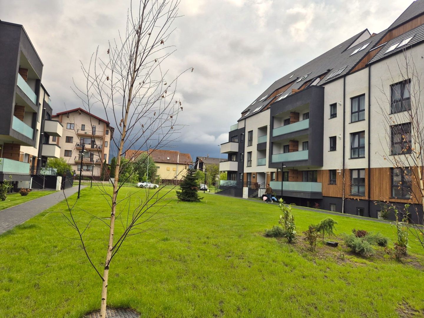 Apartament decomandat la prima inchiriere, ideal pentru un cuplu. - Poză 1