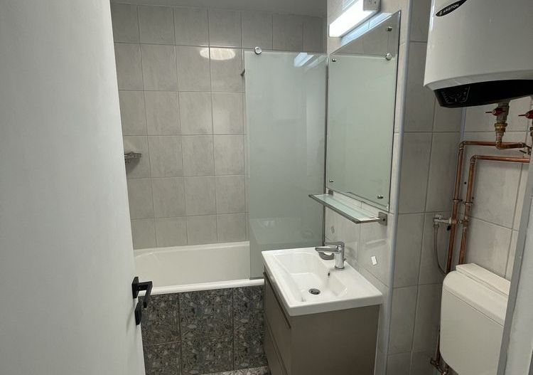Închiriere Apartament cu 2 camere, decomandat, metrou Dristor in fata blocului - Poză 5