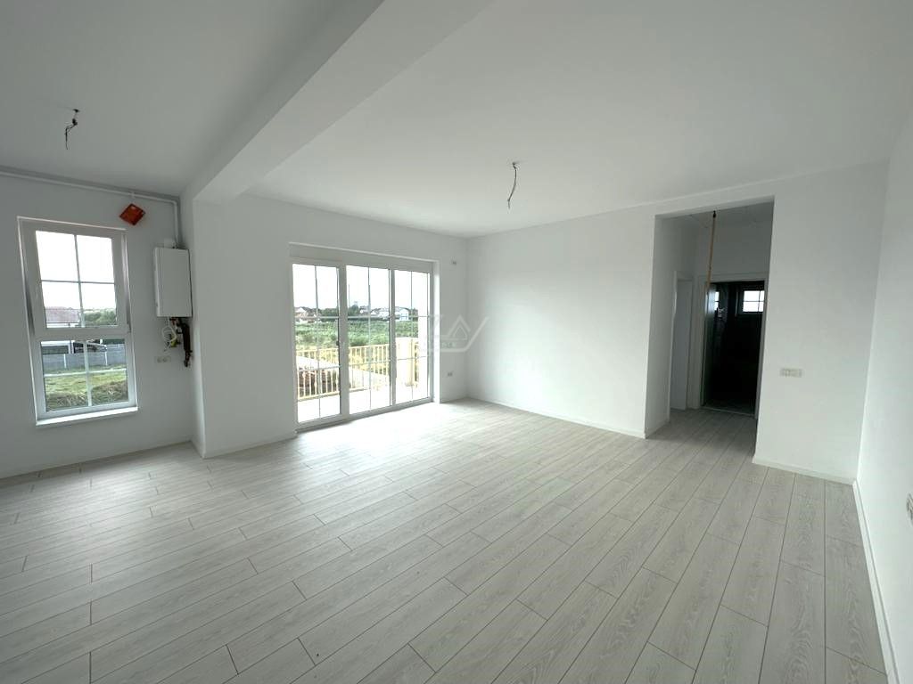 Etaj 1. Bloc la asfalt. Balcon mare. Loc de parcare. - Poză 1