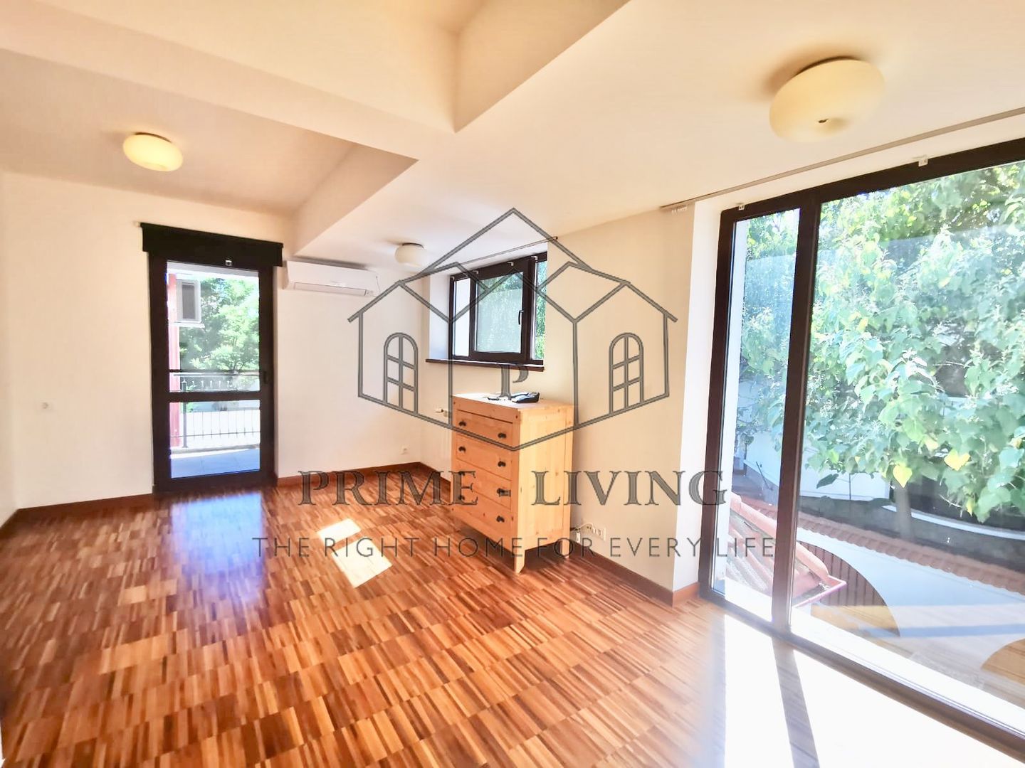 DE INCHIRIAT VILA CU 8 CAMERE, PISCINA SI GRADINA DE 1000MP IN PIPERA - Poză 18