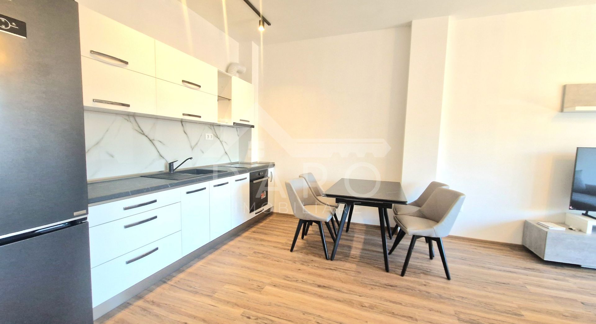 Apartament de inchiriat cu 3 camere , strada Papiu Ilarian - Poză 2