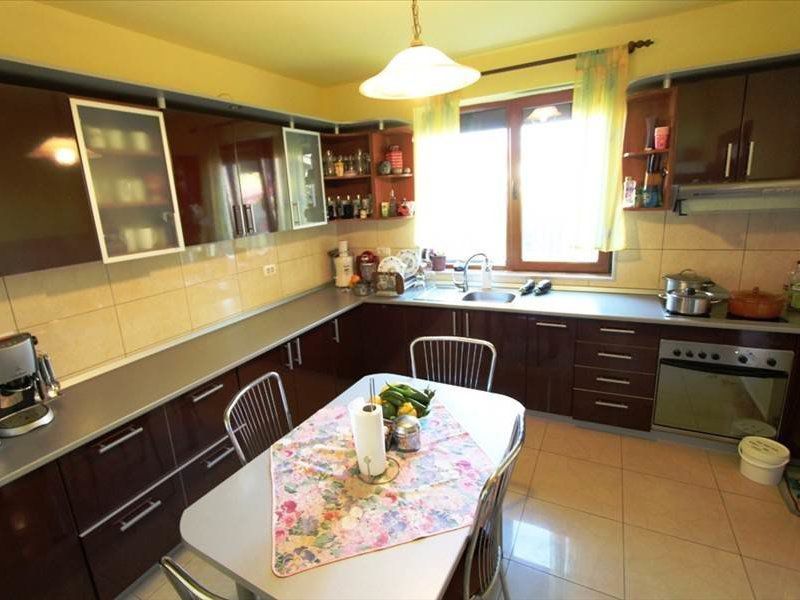 Vila spațioasă la intrare în Dumbravita - Poză 9