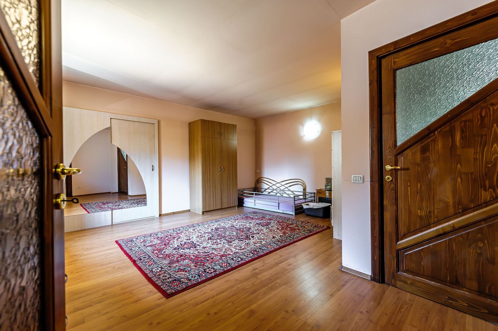 Casă superbă cu 6 camere, gradină și terasă, în centrul Aradului. - Poză 7