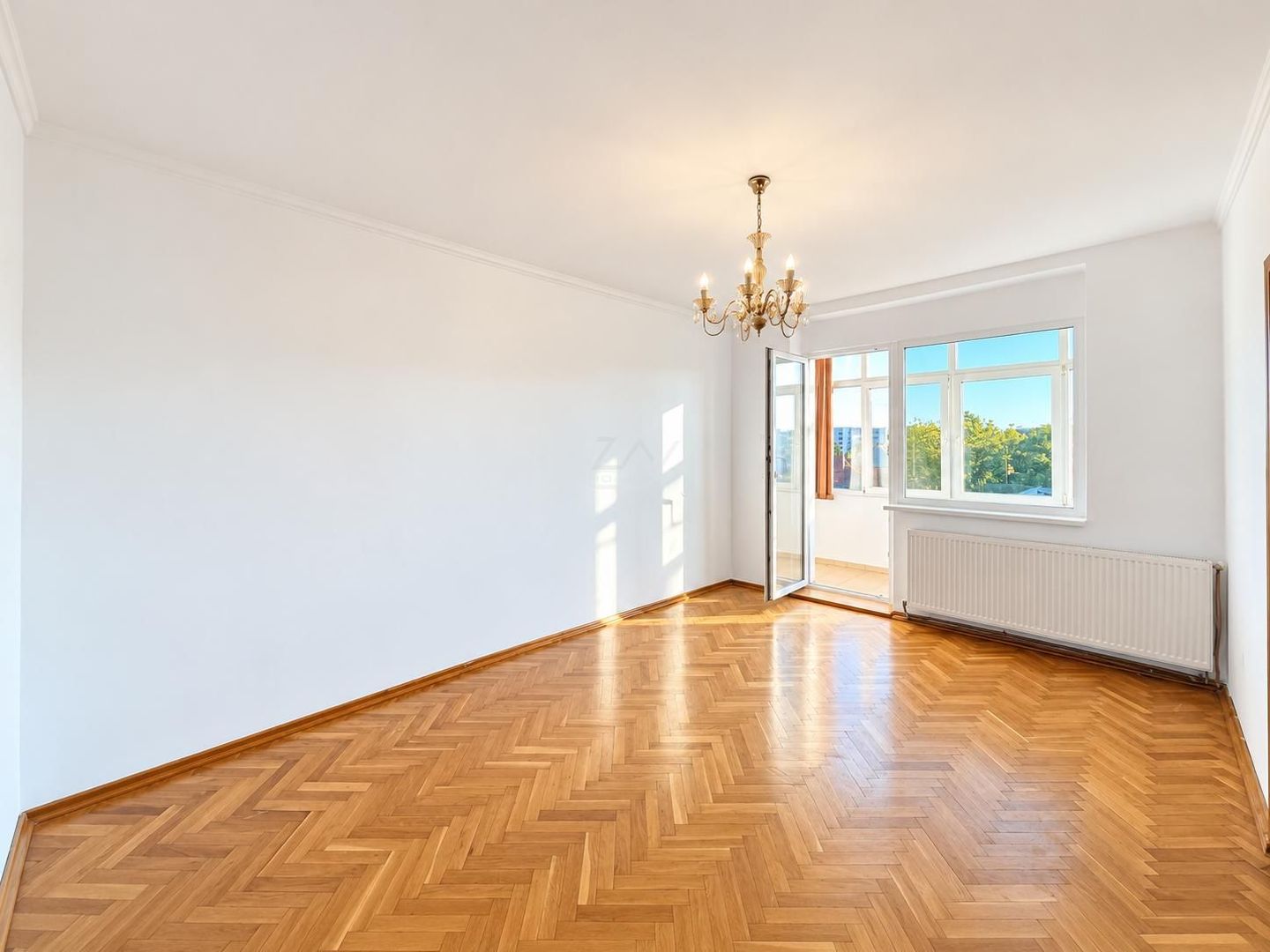 Bloc tip asociatie - zona Kiriac. 4 camere, 3 balcoane. Garaj si boxa. - Poză 5