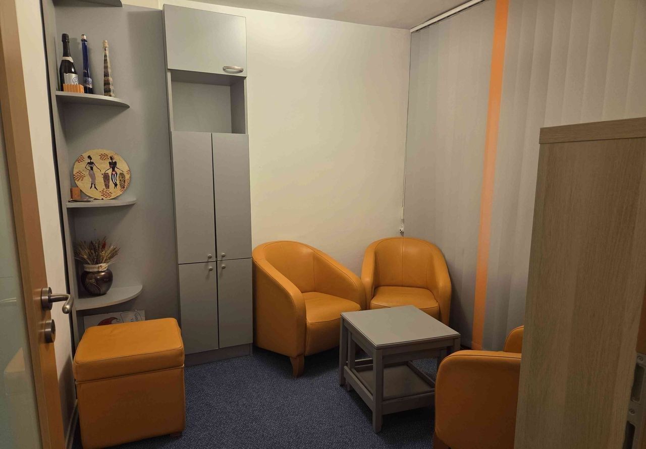 Închiriez garsonieră, Decebal, destinat pentru birouri/cabinet avocat - Poză 4