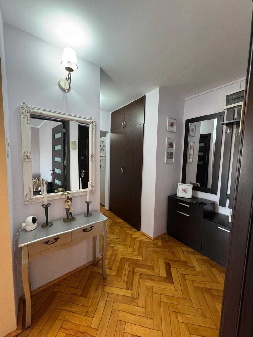 Apartament cu trei camere de vânzare, renovat complet, central - Poză 13