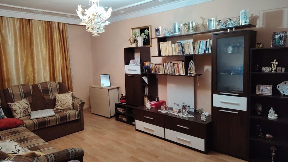De vanzare apartament 3 camere - Poză 1