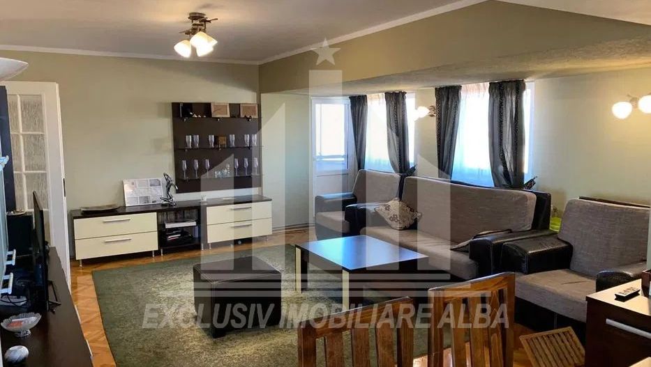 Apartament cu 3 camere decomandate, Centru - Poză 1