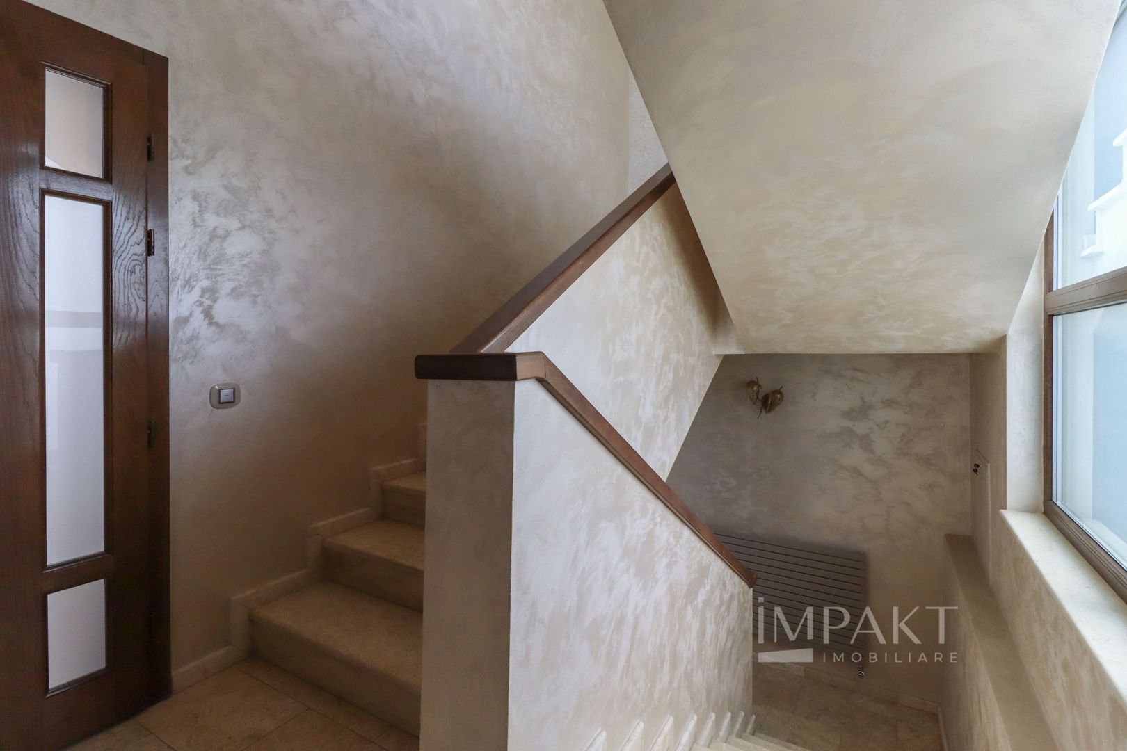 Casa deosebita cu teren de 900mp in cartierul Faget - Poză 11