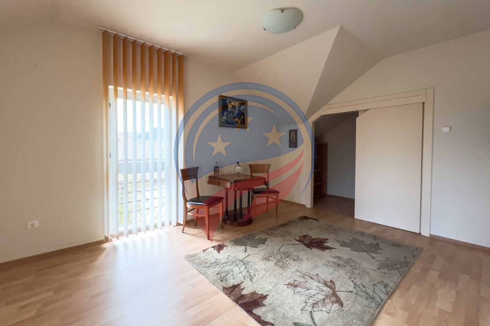 Vila superba cu cinci camere zona centrala - Poză 15