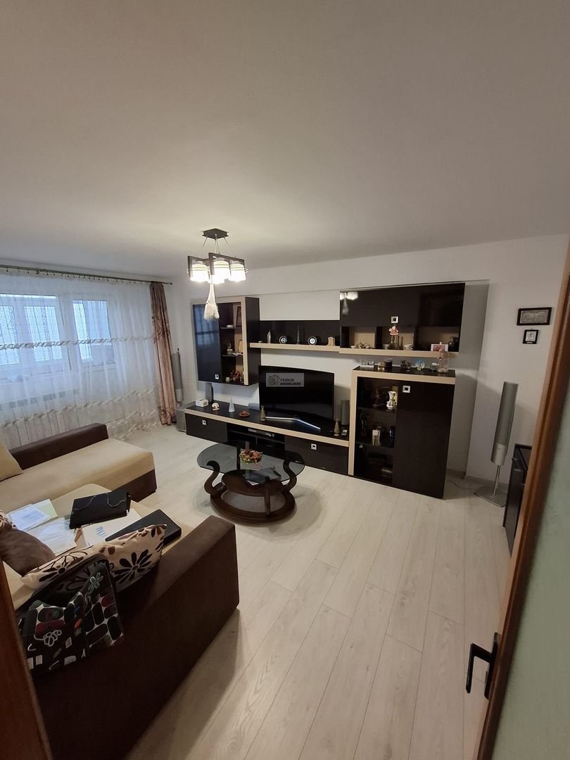 Se vinde apartament 3 camere/ultracentral/Focsani - Poză 1