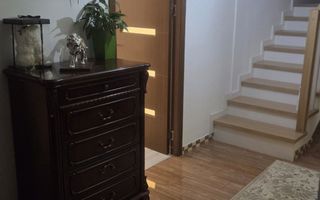 Vilă spațioasă de vânzare în sat Carlig, ideală pentru două familii - Poză 5