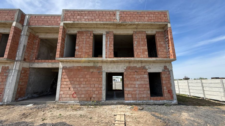 Eleganță și natură: vilă urbană exclusivistă în Tunari - Poză 2