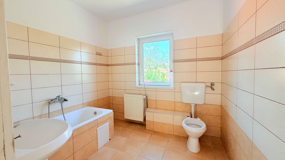 Imobil de închiriat cu locuri de parcare, curte si anexe - Poză 16