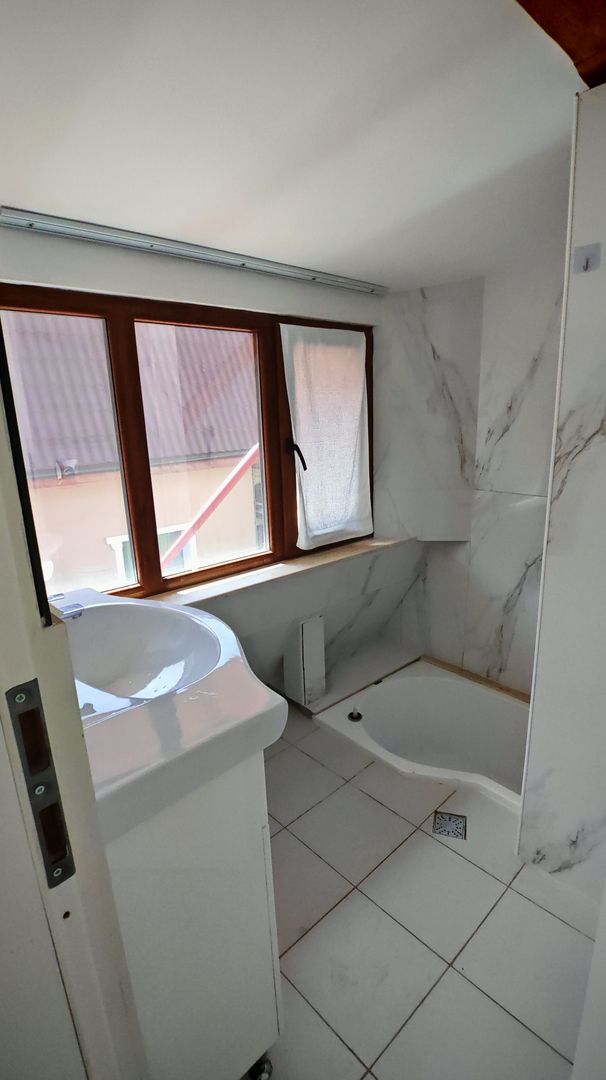 Vila cu 10 camere,pretabil compartimentare in 2 unitati separat,ASTRA. - Poză 8