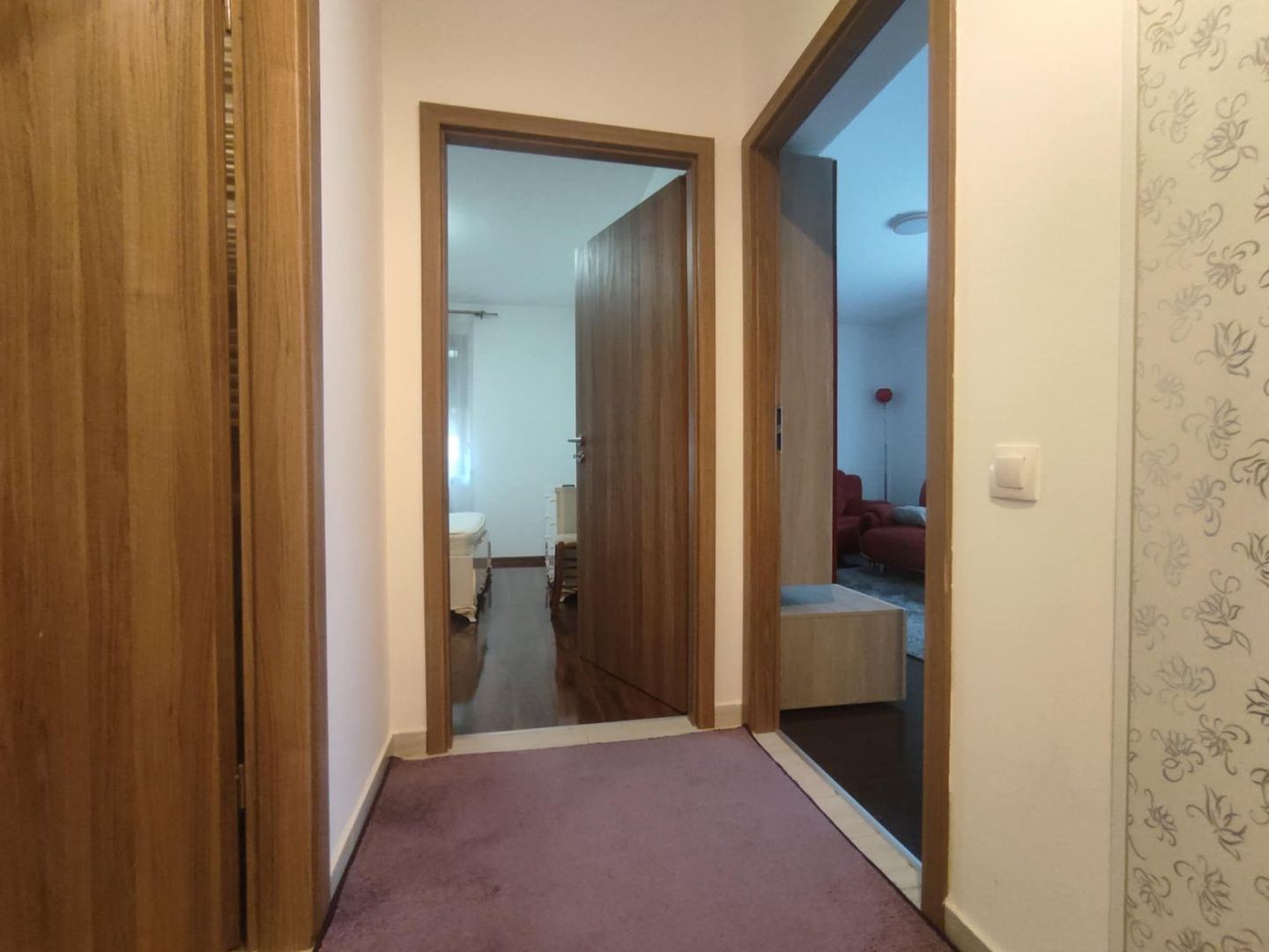 Inchiriem apartament 2 camere spatios intr-un bloc tip vila zona Tractorul - Poză 5