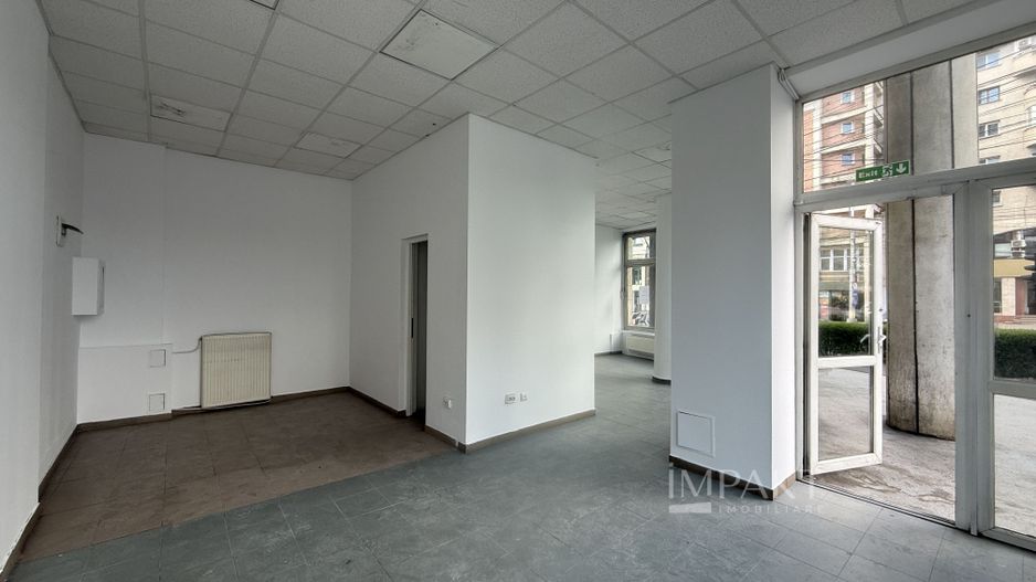 Spatiu comercial cu vitrina generoasa aproape de centru - Poză 1