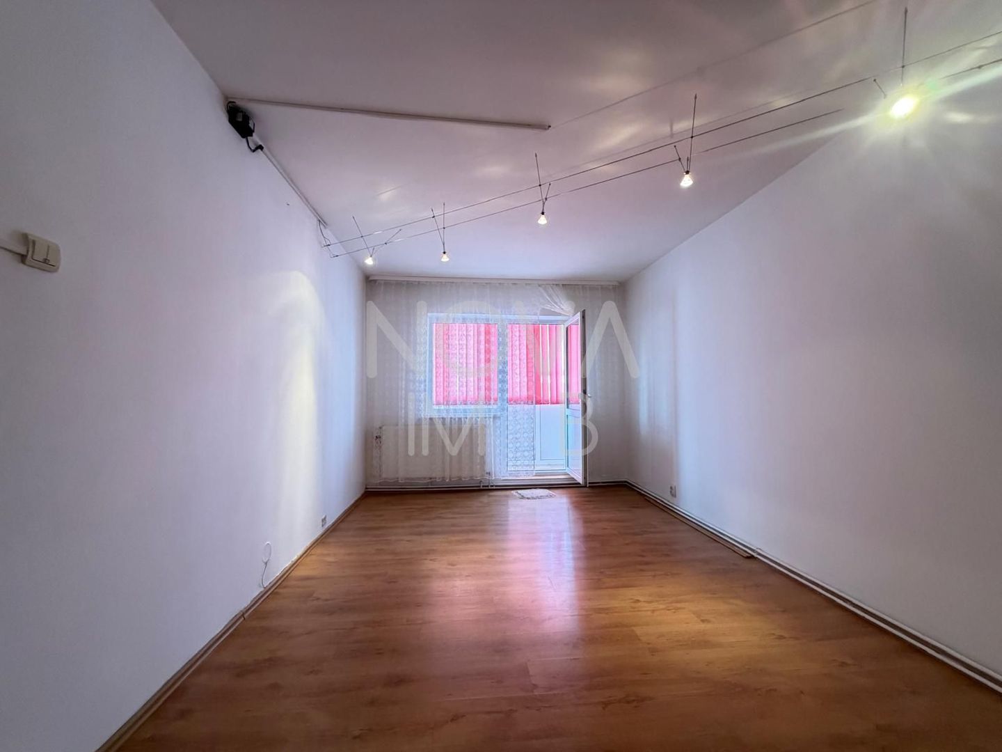 Apartament 3 camere, decomandat, etajul 3/4 - Cisnadie - Poză 2