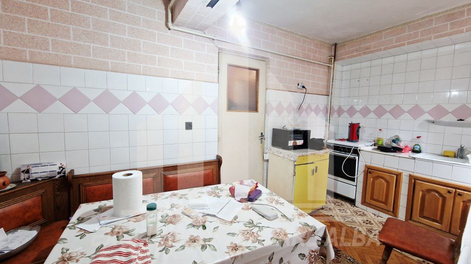 Apartament cu 3 camere decomandate in Cetate - Poză 5