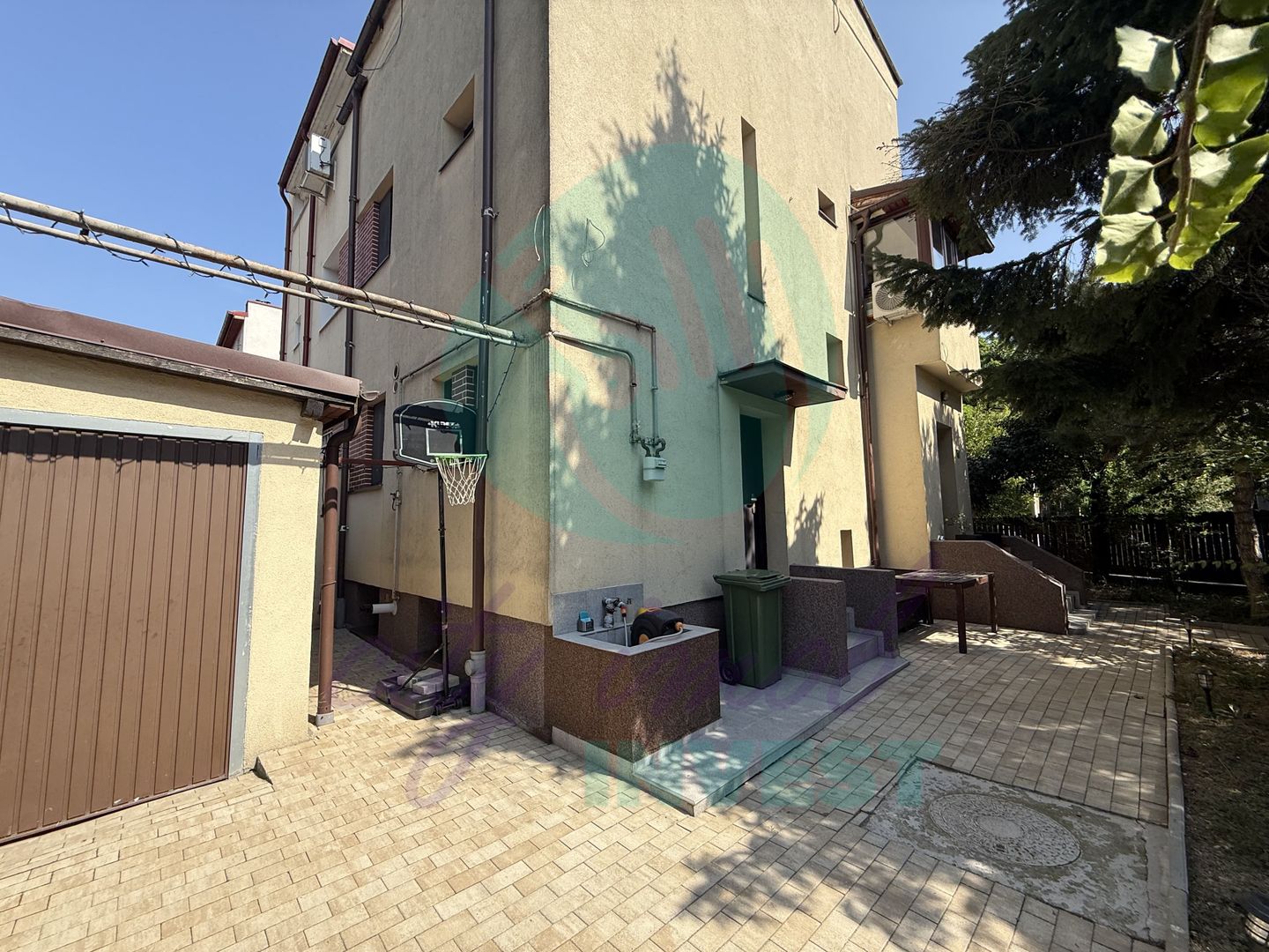 Casa CONSOLIDATA - SITUATA PE COLT - cu o curte libera generoasa - Poză 1