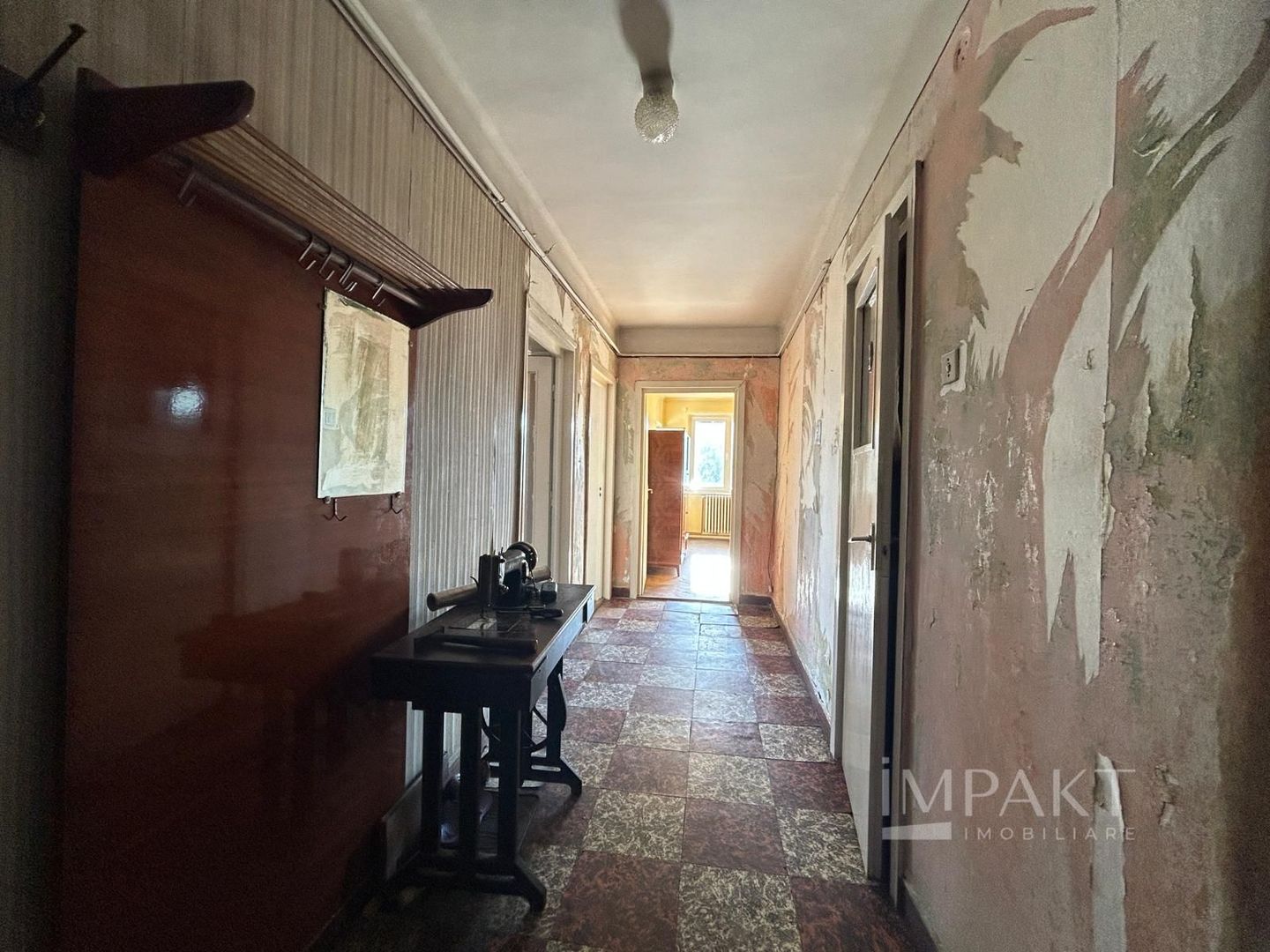 Apartament spatios, cu 4 camere in zona centrala - Poză 11