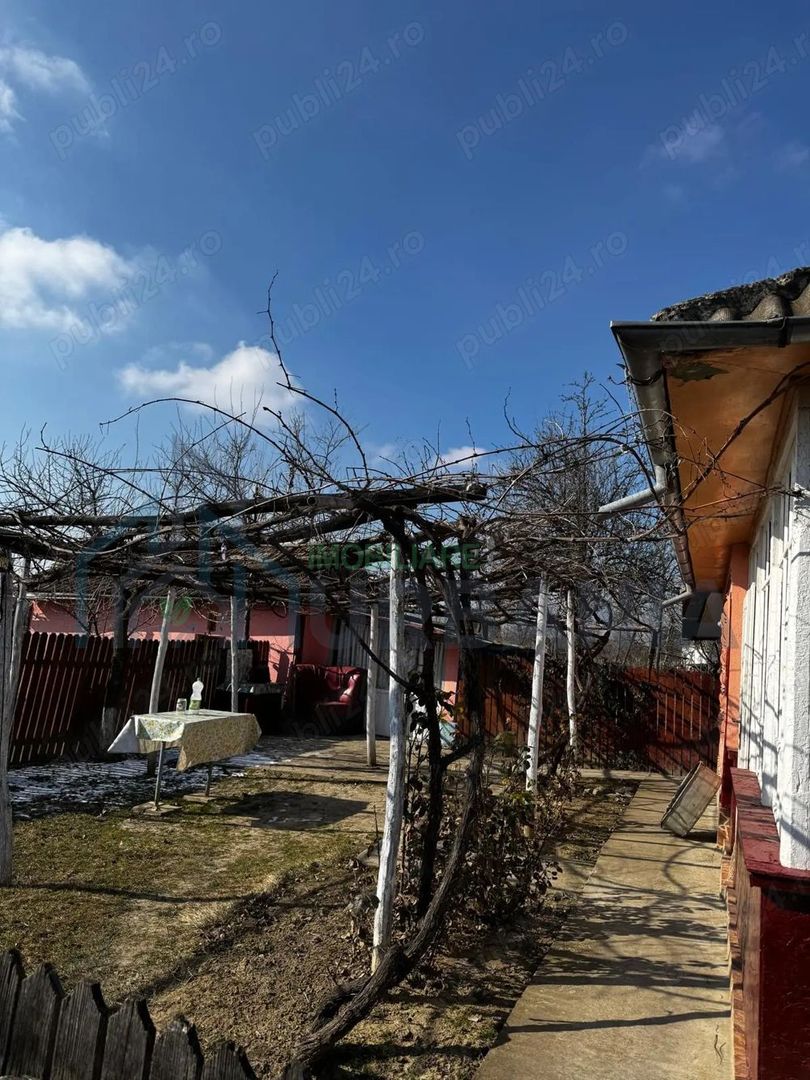 Casa locuibila, Hermeziu, 39 km de Iasi, racordata la apa - Poză 2