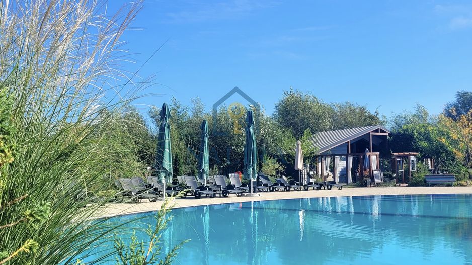Proprietate unică de vânzare – piscină, restaurant, terasă - Poză 1
