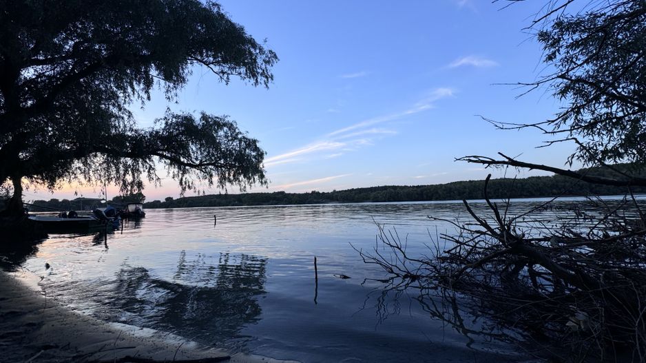 Hotel 25 camere 100 m deschidere DELTA DUNARII teren 12000 mp acces auto - Poză 4