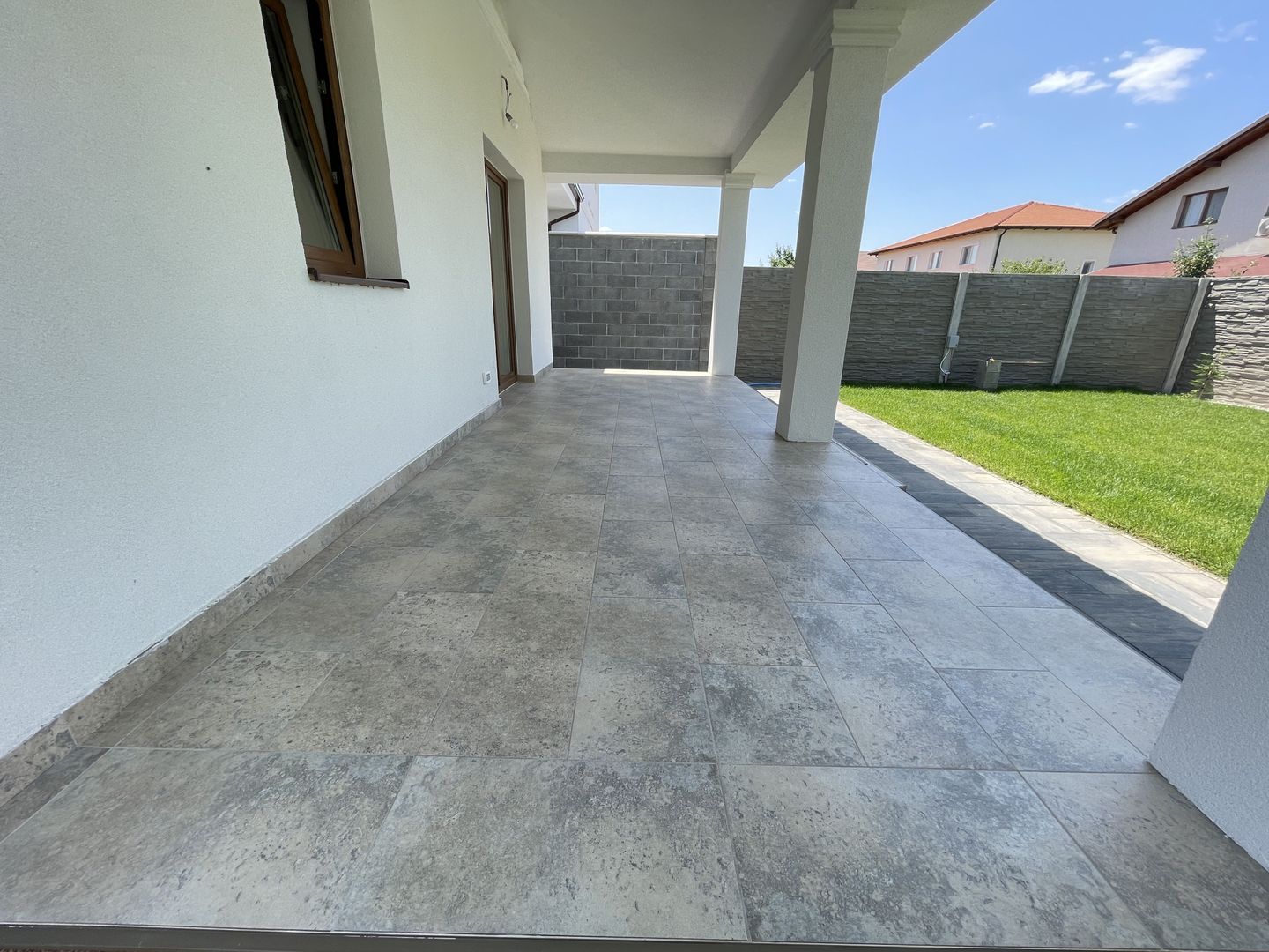 Duplex despartit prin spatiu tehnic - Poză 1