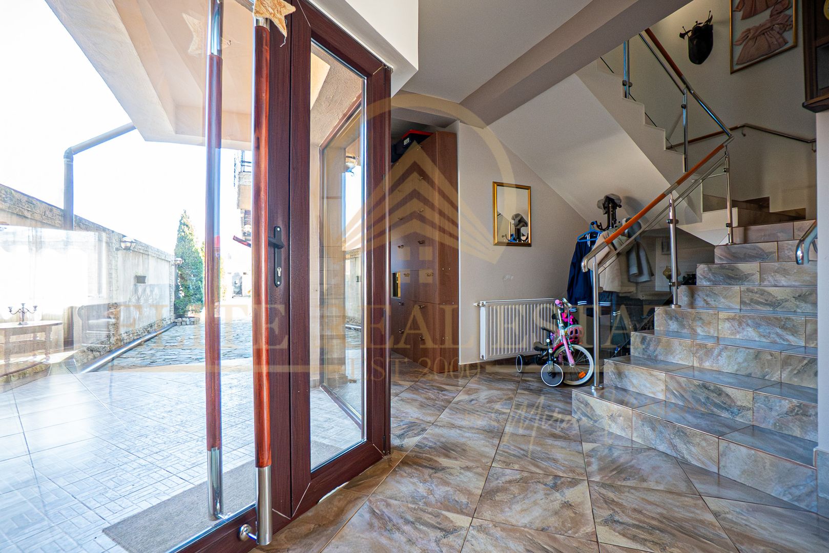 Casa De Vanzare in Palazu Mare - Teren de 455 mp cu Piscina si Garaj - Poză 15