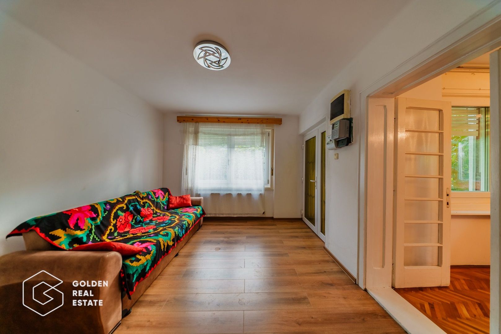 Vila superba, P+E,  Cuvin, 9 camere, 200 mp si teren 1300 mp plus anexa 3 camere - Poză 5