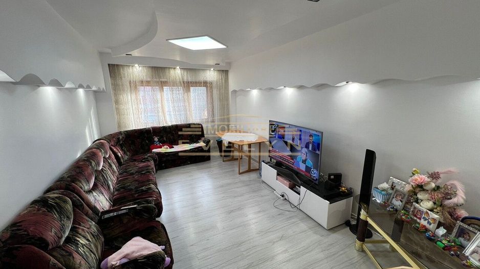De vanzare apartament 4 camere, etaj 2, Str. Calea Nationala ( Farmacia Husac ) - Poză 1