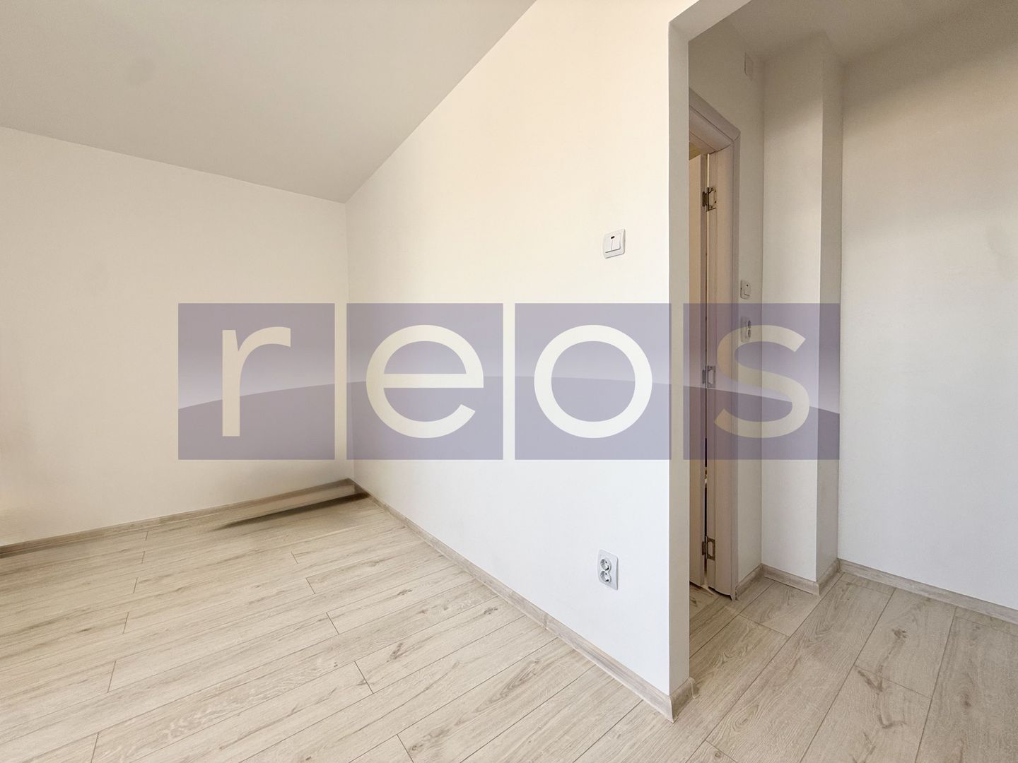 VÂNZARE GARSONIERĂ | ZONA TITAN | LUMINOASĂ ȘI SPAȚIOASĂ - Poză 2