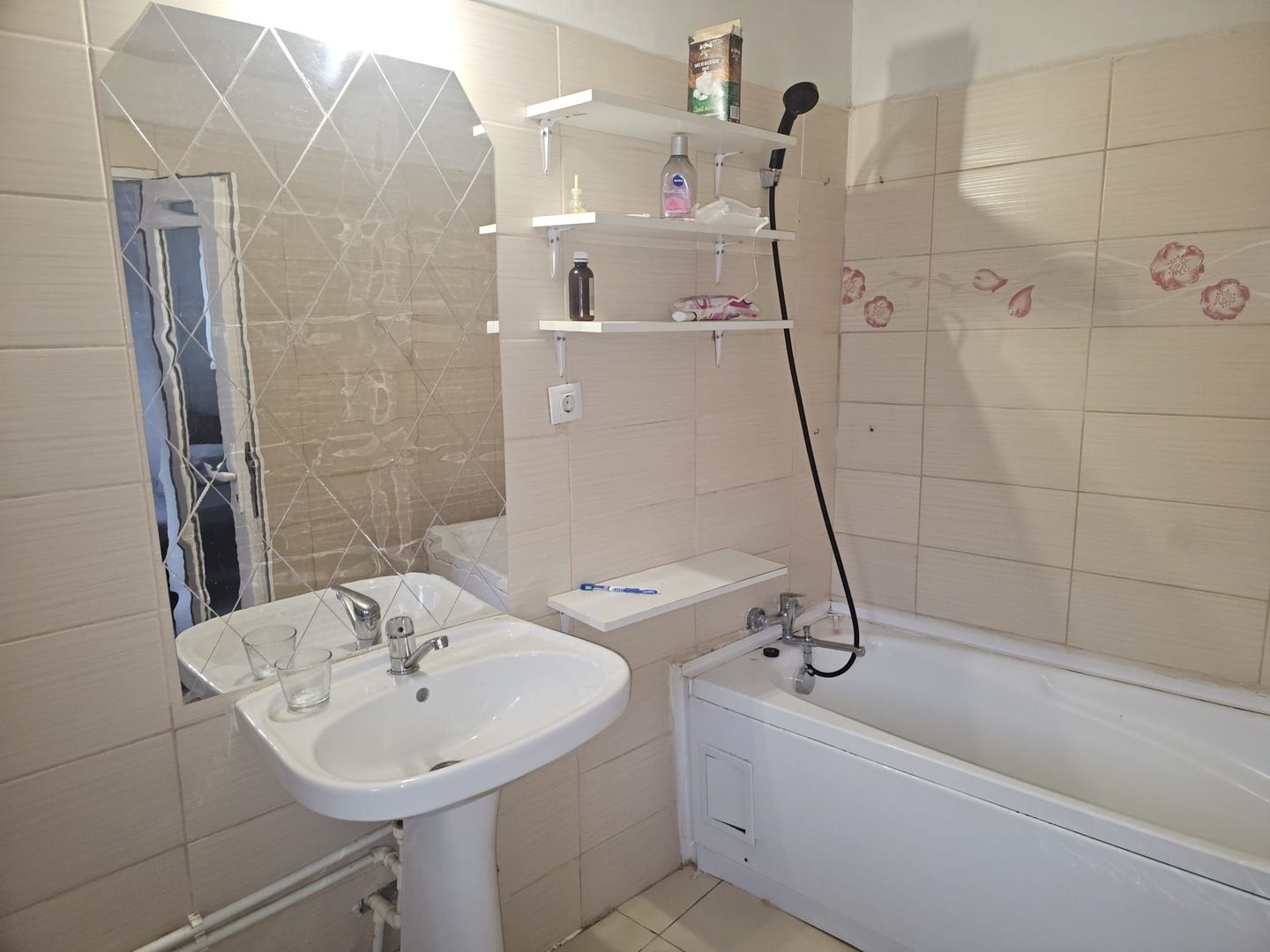 Casa 35 mp cu curte 300 mp, Micro 17 – Str. Oltului, 250 euro lunar - Poză 9