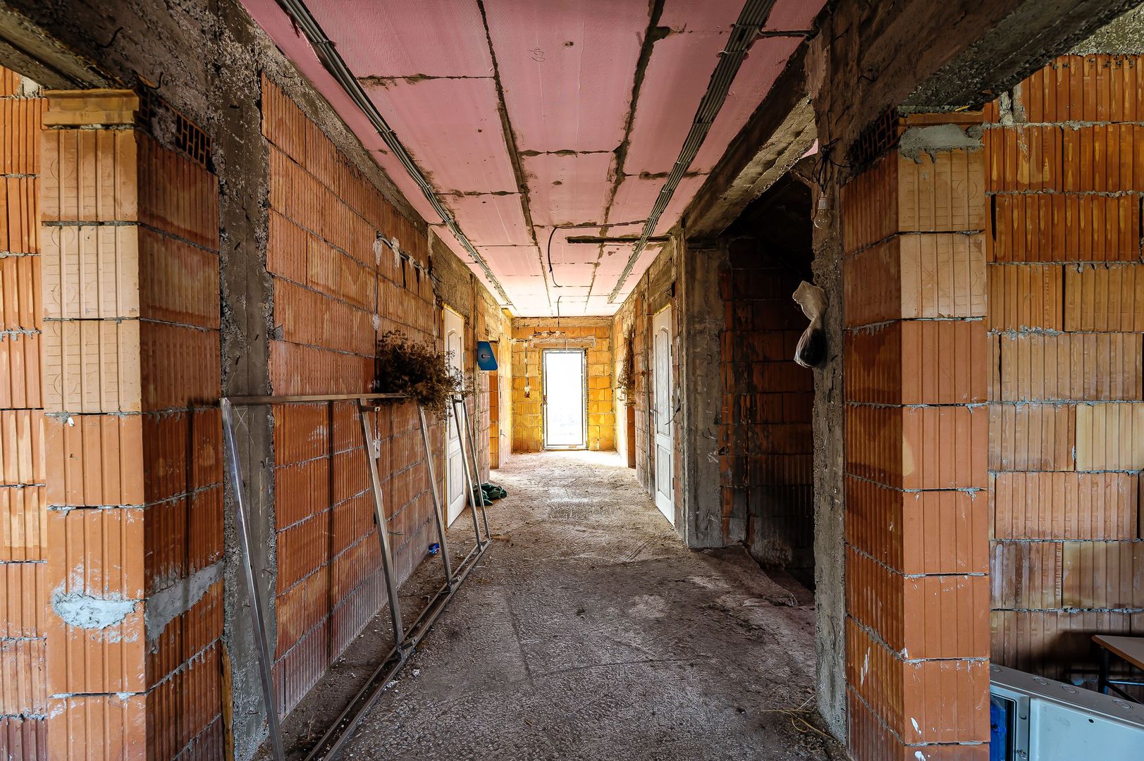 Casă nouă 6 camere semifinalizată în Sântana - Poză 4