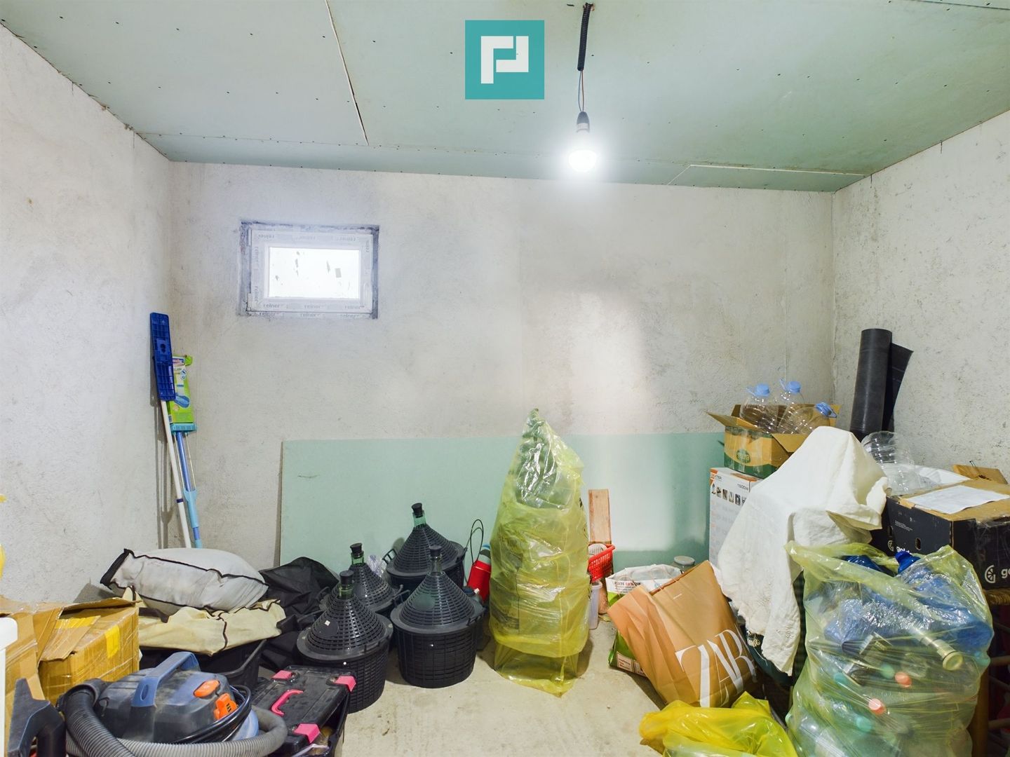 Casă cu 4 camere + anexe   în Șofronea - Poză 12