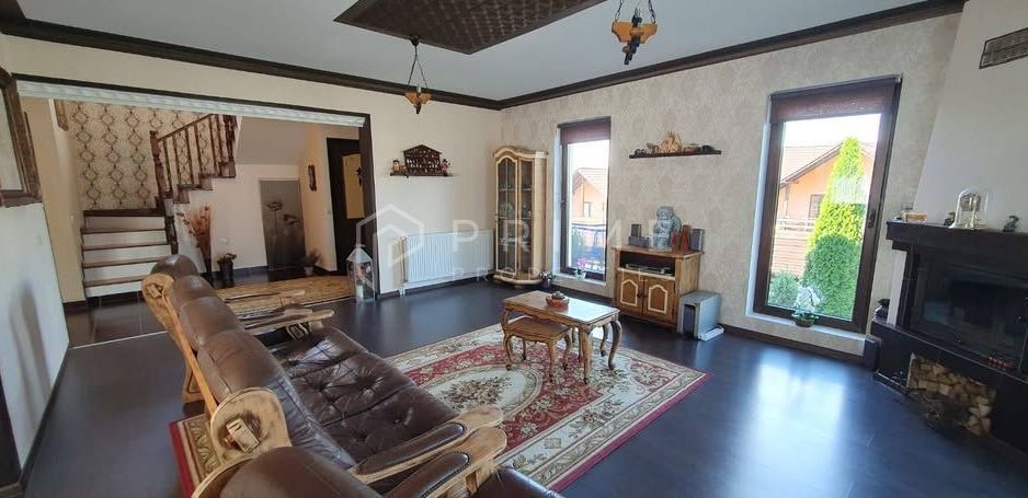 Casă individuală elegantă – Corunca, curte spațioasă - Poză 3